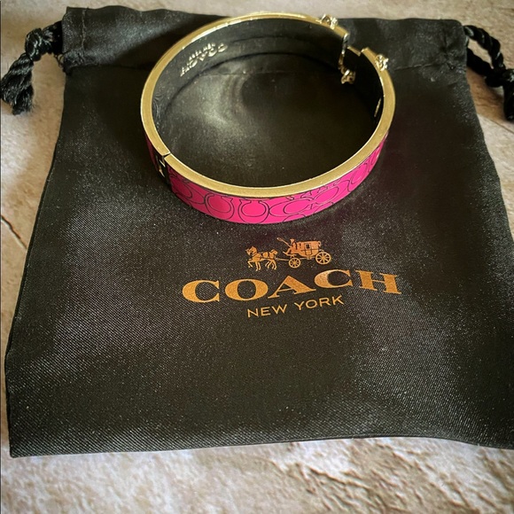 NEW
Coach Signature Fuchsia Hinge Bangle
Bracelet - Picture 8 of 8